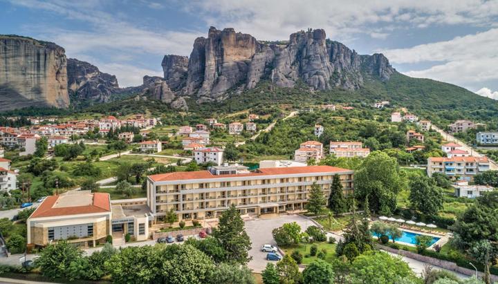 Hotel below the Meteora cliffs