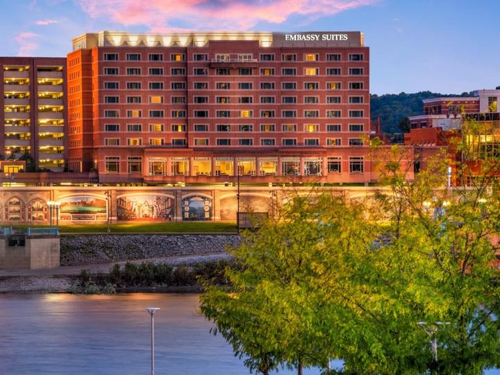 Hotel by the river in Cincinnati at dusk
