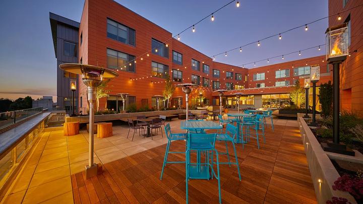 Hotel courtyard in Eugene at dusk