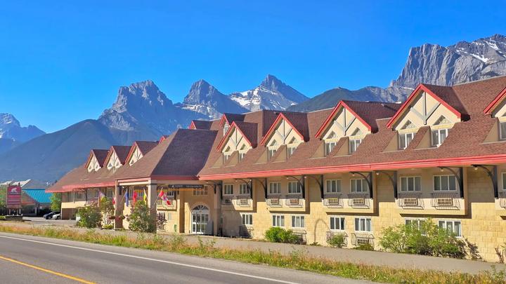 Hotel in Canmore with mountain peaks behind