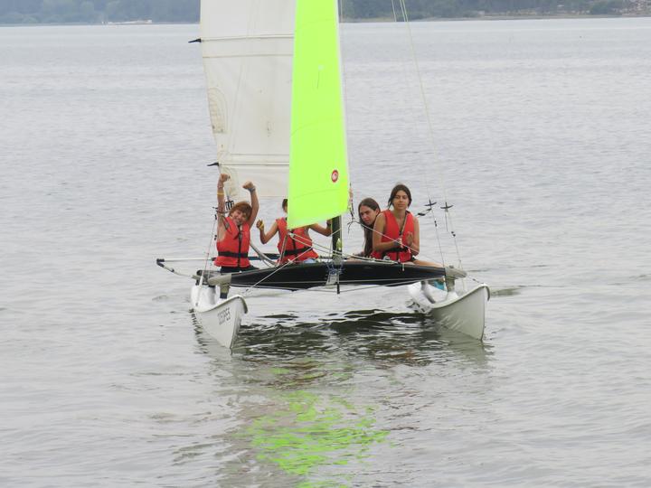 Campers sailing a small catamaran on the Óbidos Lagoon