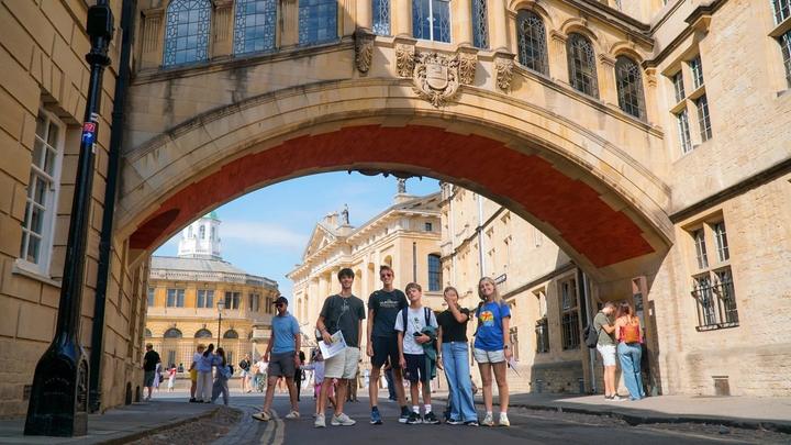 Students under the Bridge of Sighs in Oxford