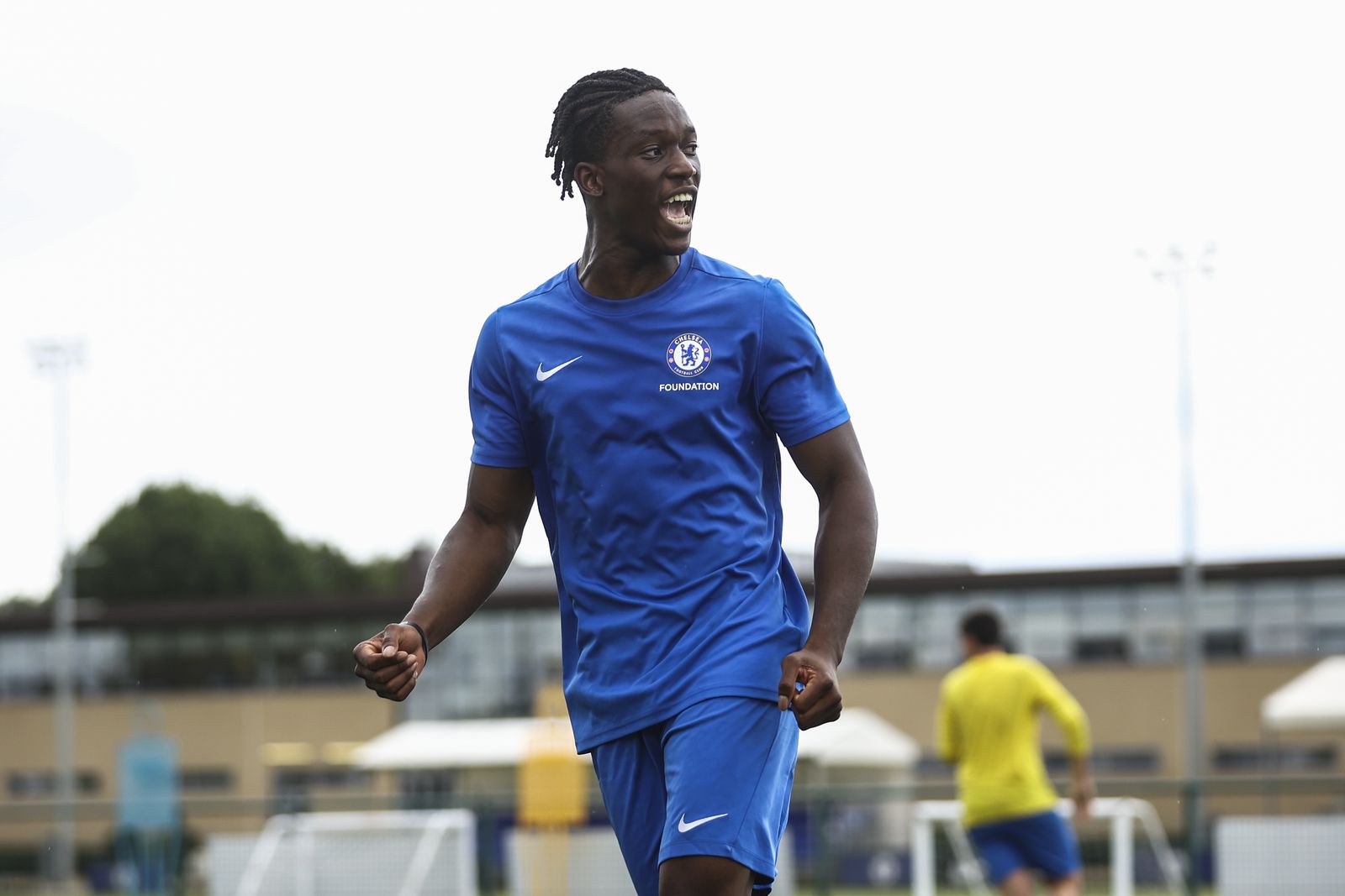 An older player sprinting in Chelsea FC training kit