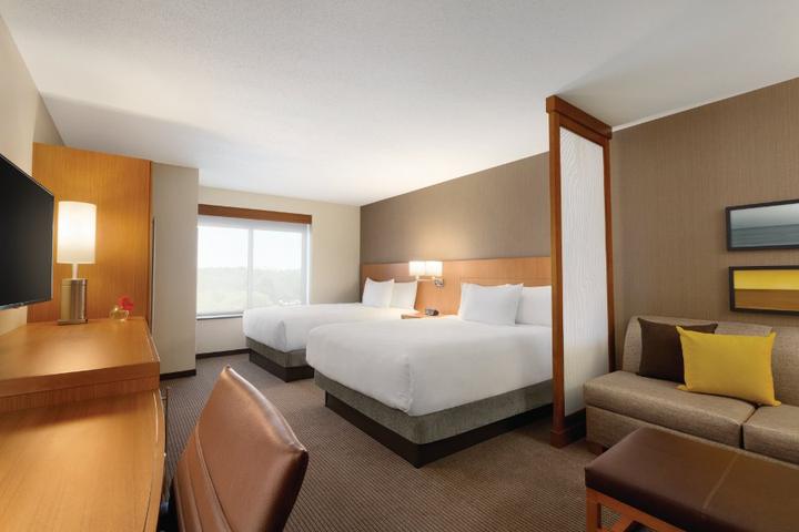 Room with two beds at the water-park resort at Niagara Falls